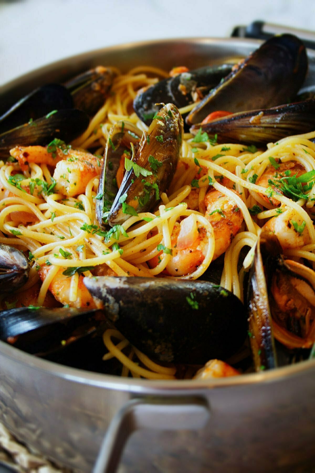 Shrimp and mussels pasta (30-minute recipe)