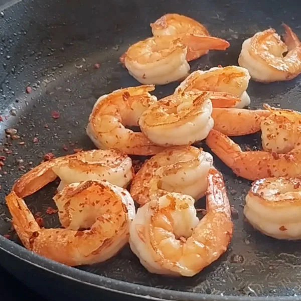 https://thespanishradish.com/wp-content/uploads/2023/07/pan-fried-shrimp-600x-jpg.webp