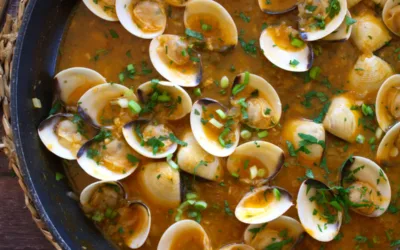 Spanish-Style Clams in Tomato and Wine (Almejas en Tomate y Vino)