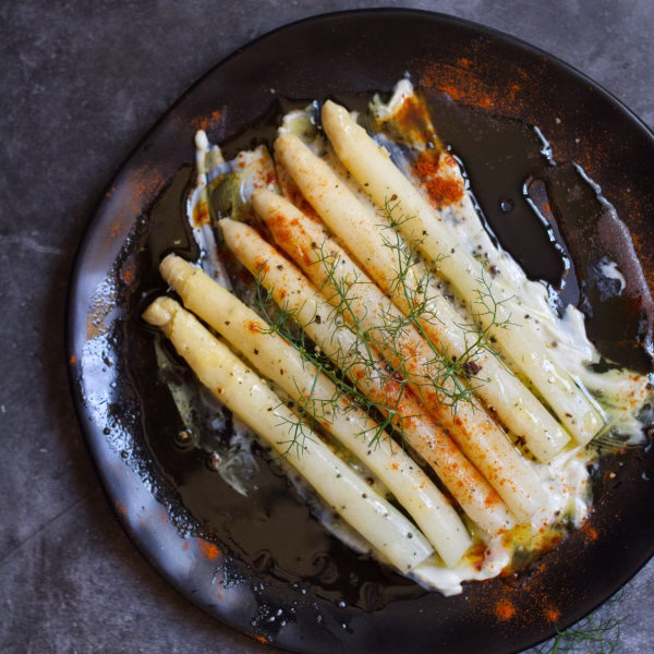 A tapas serving of White Asparagus with Blue Cheese and Fennel
