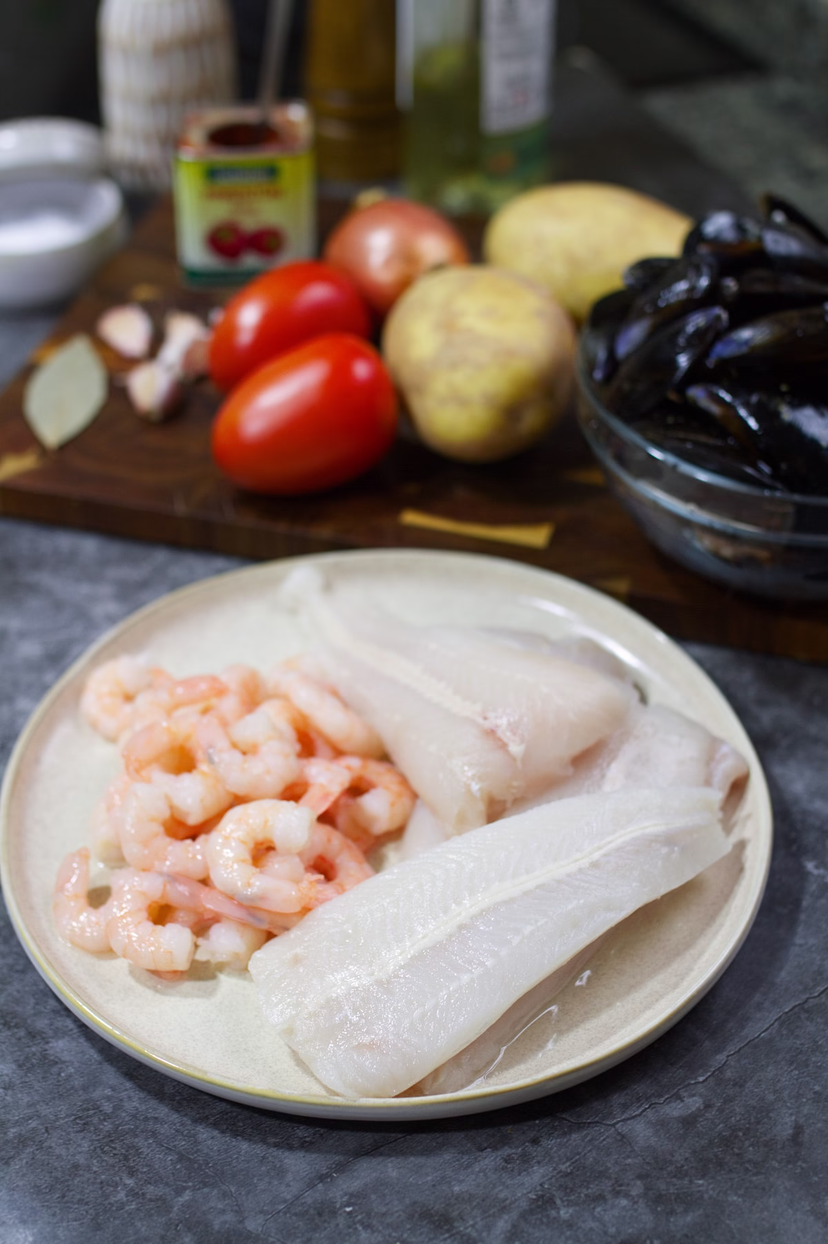 ingredients used to make Spanish seafood stew 