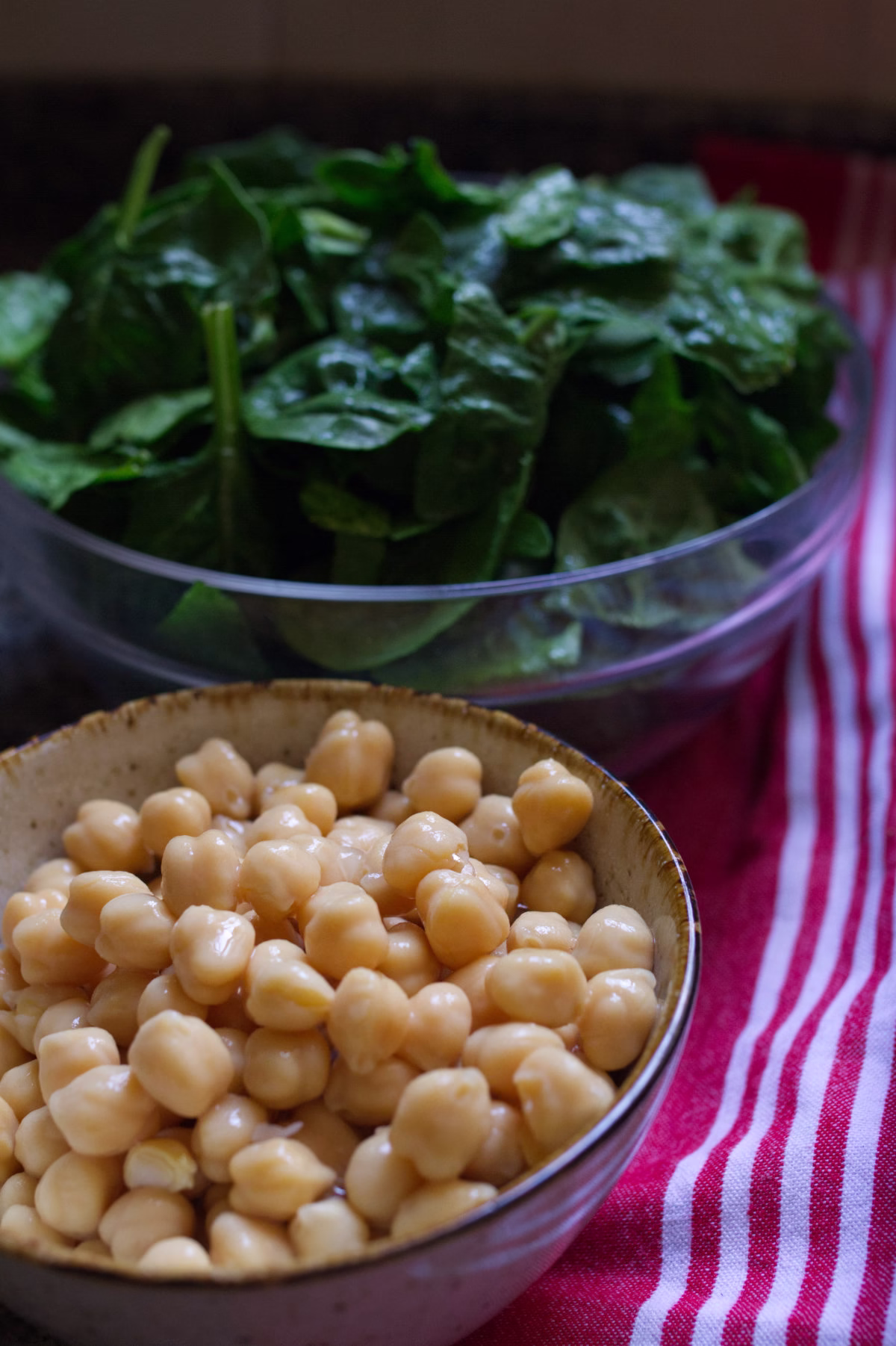 spinach-chickpeas A bowl of chickpeas and a bowl of spinach